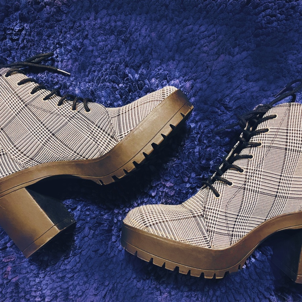 Stylish Plaid Lace-Up Boots